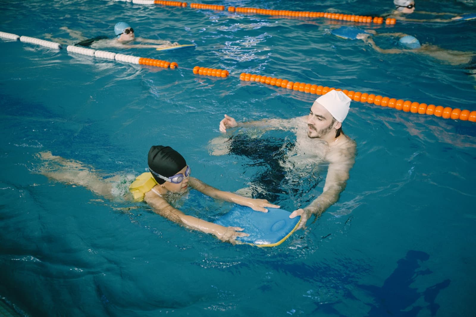 Pelatih fokus mendampingi anak saat latihan olahraga